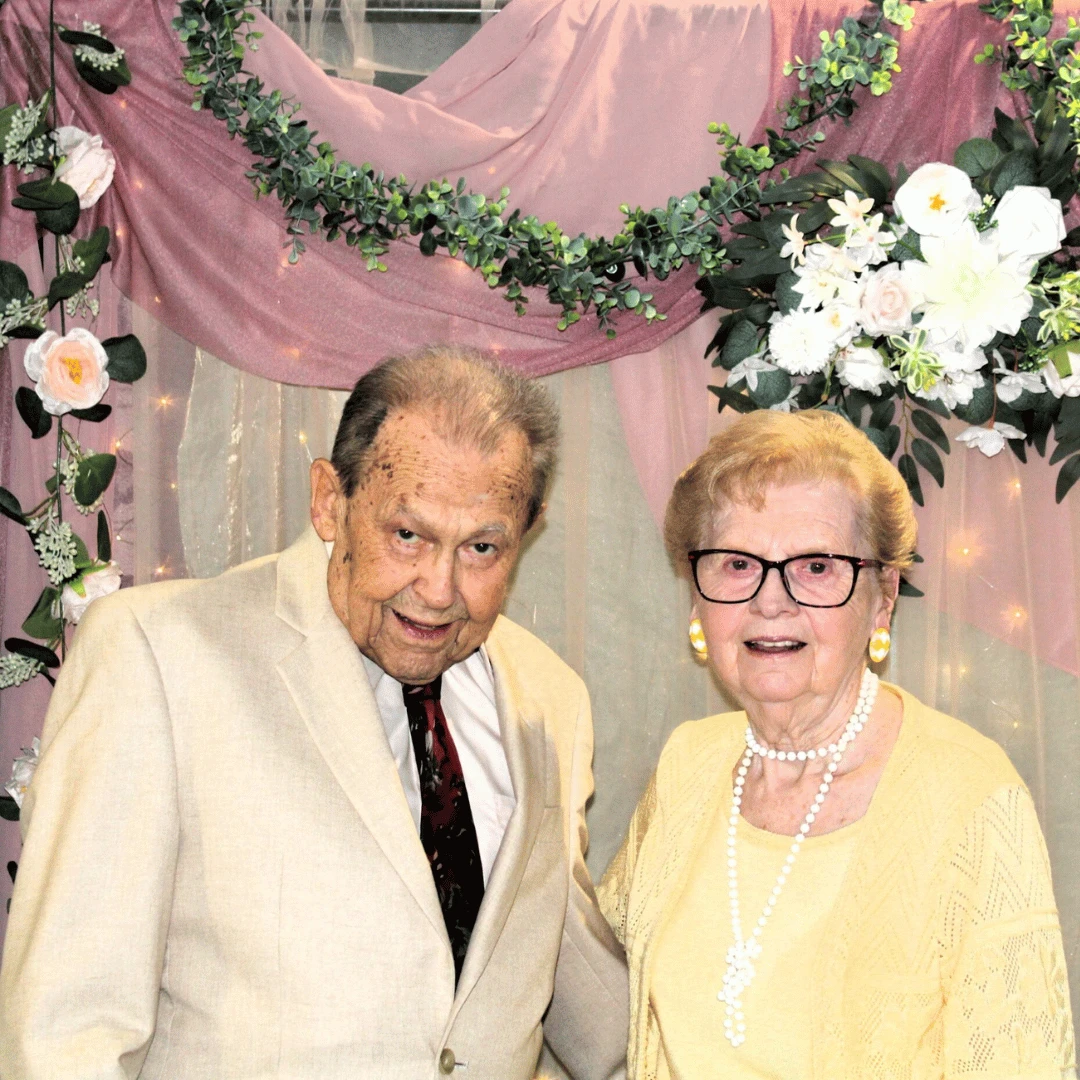 An elegant dinner and dancing were the highlights of Senior Prom 2025